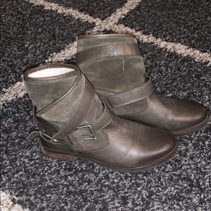 💫💫 Price Drop⭐️⭐️Shearling lined leather boots